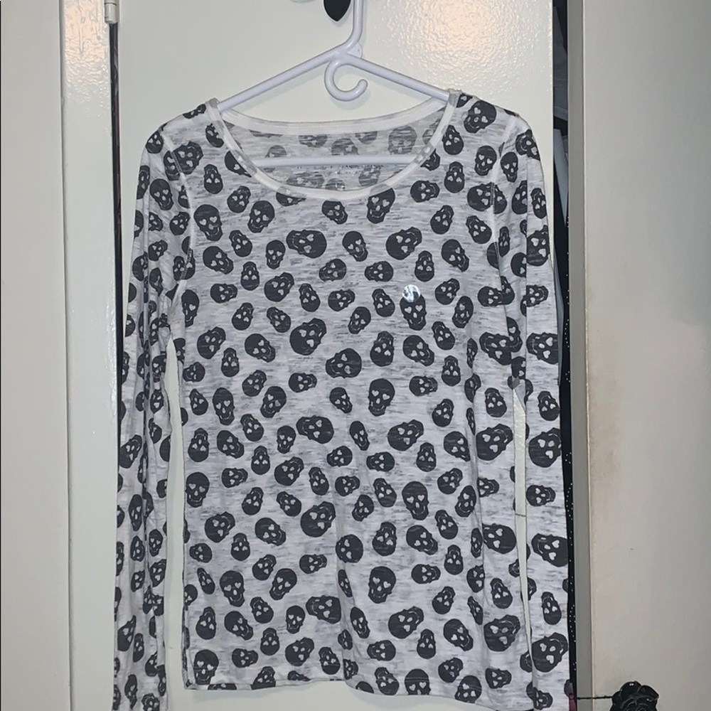 Aéropostale white thin skull long sleeve shirt